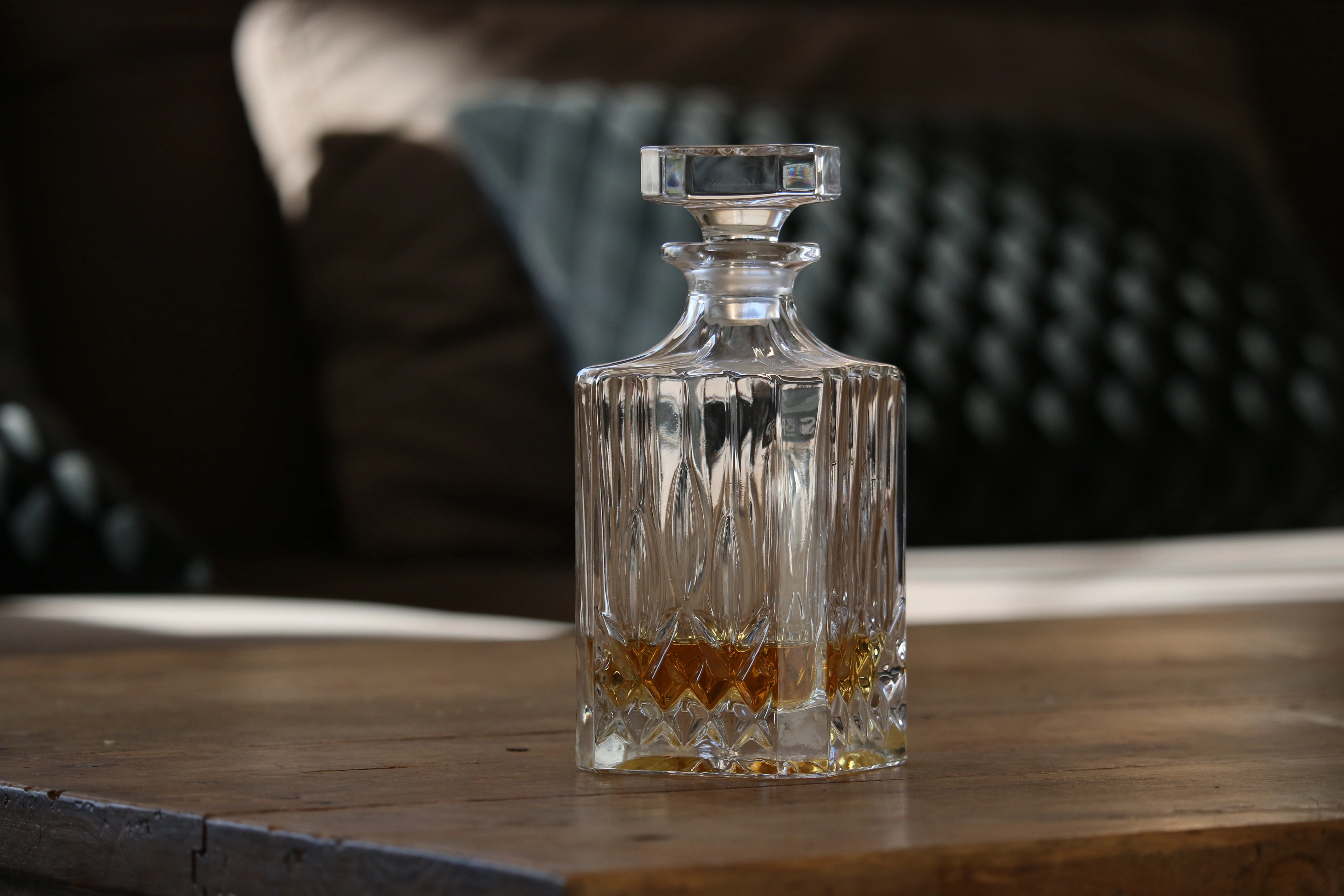 https://www.mauvertex.com/images/Image/Carafe-a-whisky-et-son-bouchon-en-cristal-0-55L-Port-off.webp